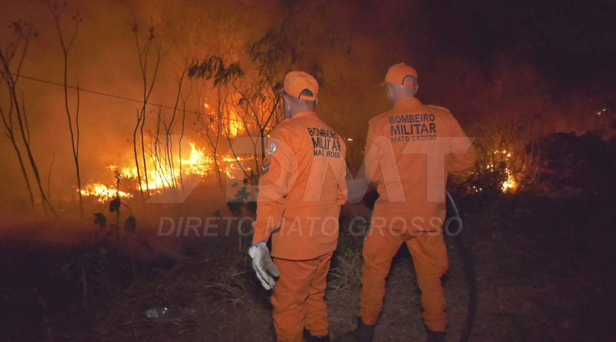 Após horas de trabalho, bombeiros do 3º BBM combatem incêndio de grandes proporções as margens da BR-364, em Rondonópolis 1