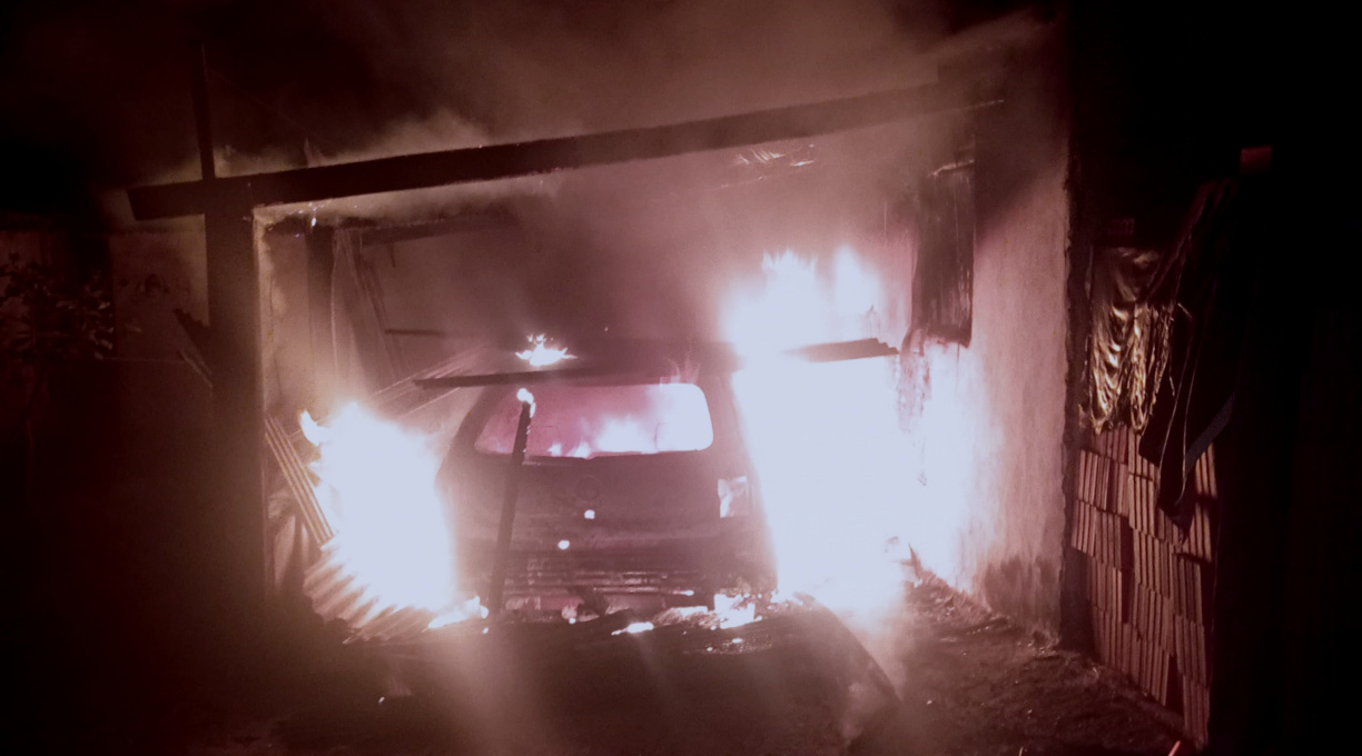 Homem tem carro e casa incendiados e aponta a ex-esposa como responsável, pois ela não aceita o fim do relacionamento 1