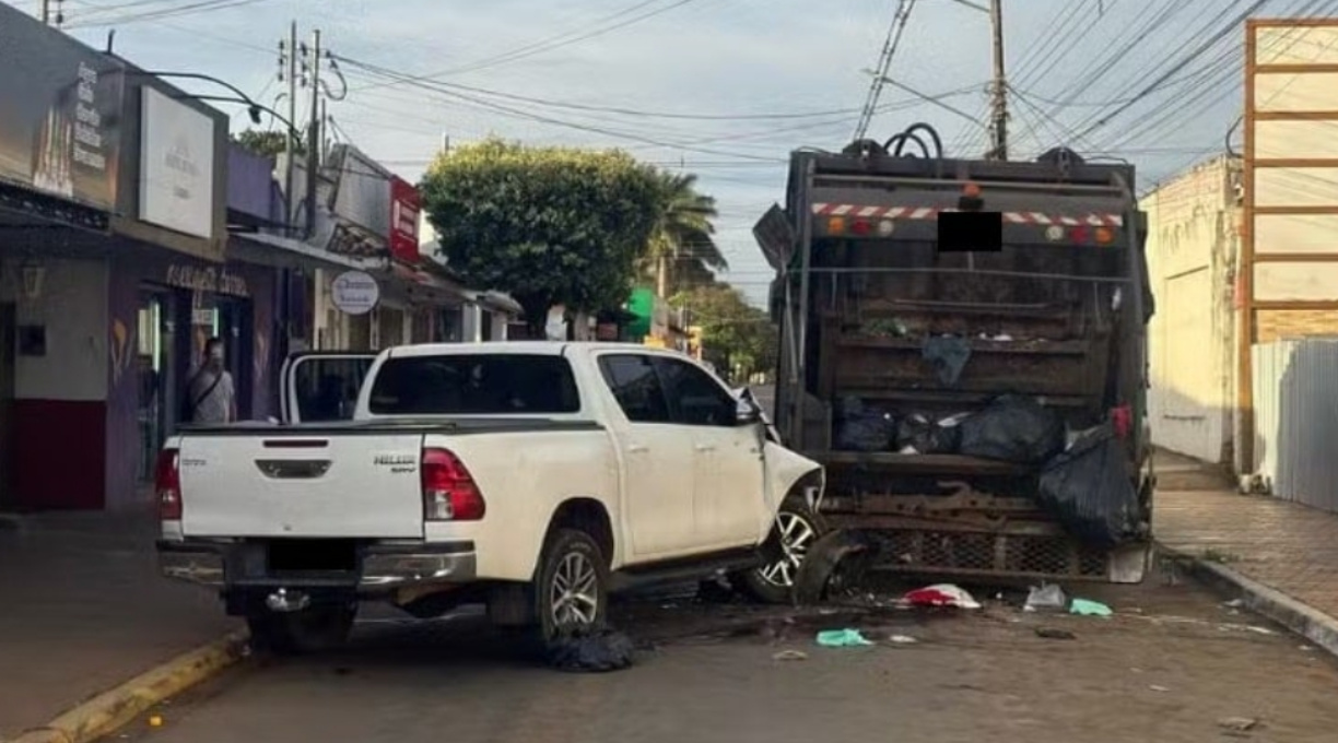 Motorista embriagado, no volante de uma Hilux, mata coletor de lixo prensado em caminhão 1