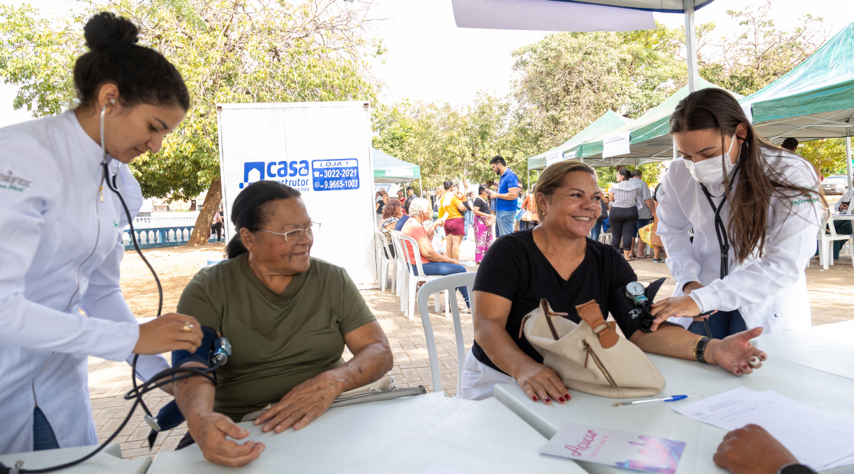População recebe atendimentos e cuidados em saúde na Praça dos Carreiros 1