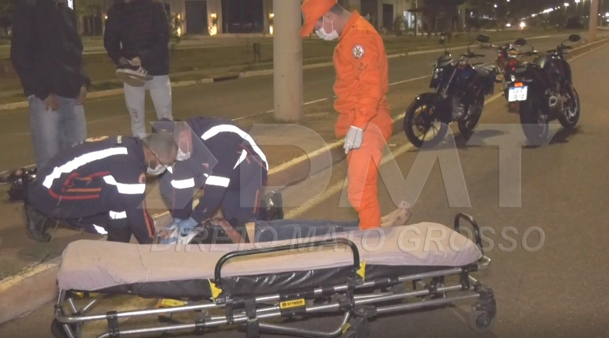 Casal fica ferido após colisão traseira entre duas motocicletas na Avenida dos Estudantes 1