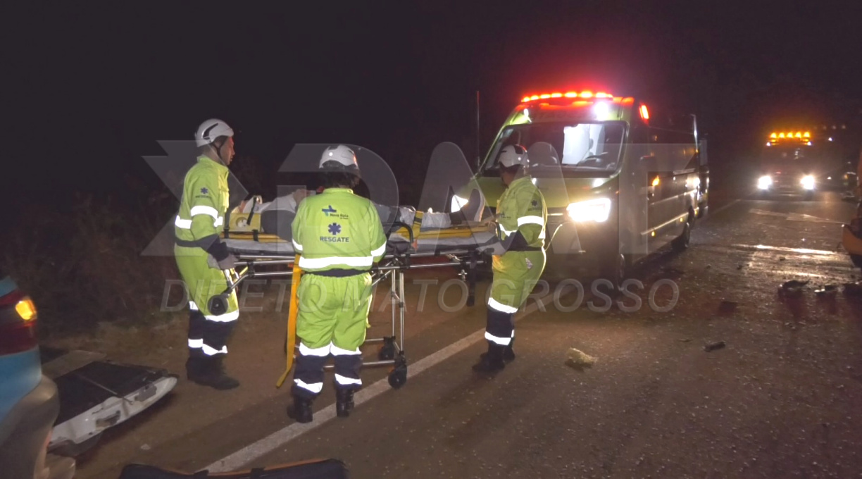 Motorista fica preso às ferragens após colisão traseira entre dois veículos de carga na BR-163, em Rondonópolis 1