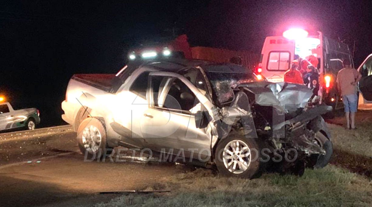 Idoso fica gravemente ferido após Fiat Strada que ele conduzia colidir na traseira de uma carreta na MT-130 1