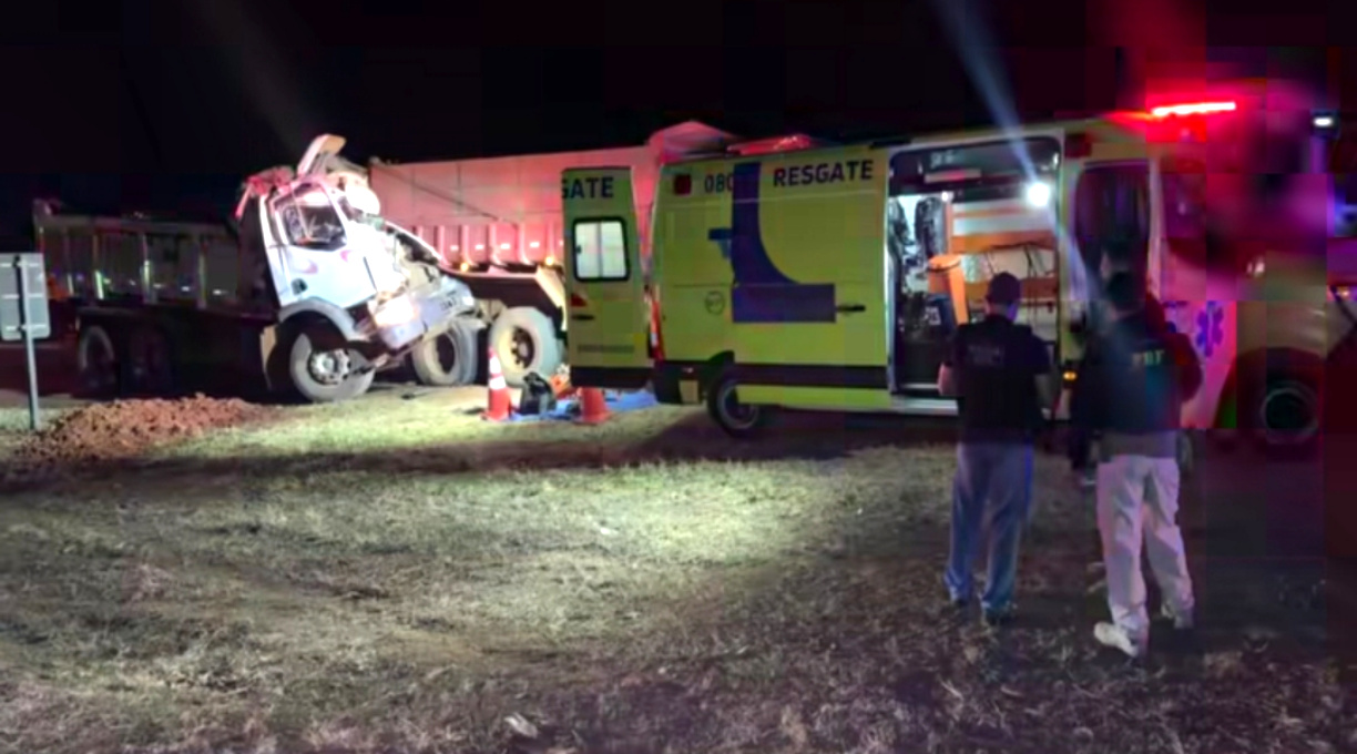 Colisão traseira entre dois caminhões basculantes na BR-163 resulta na morte de motorista que ficou preso às ferragens 1