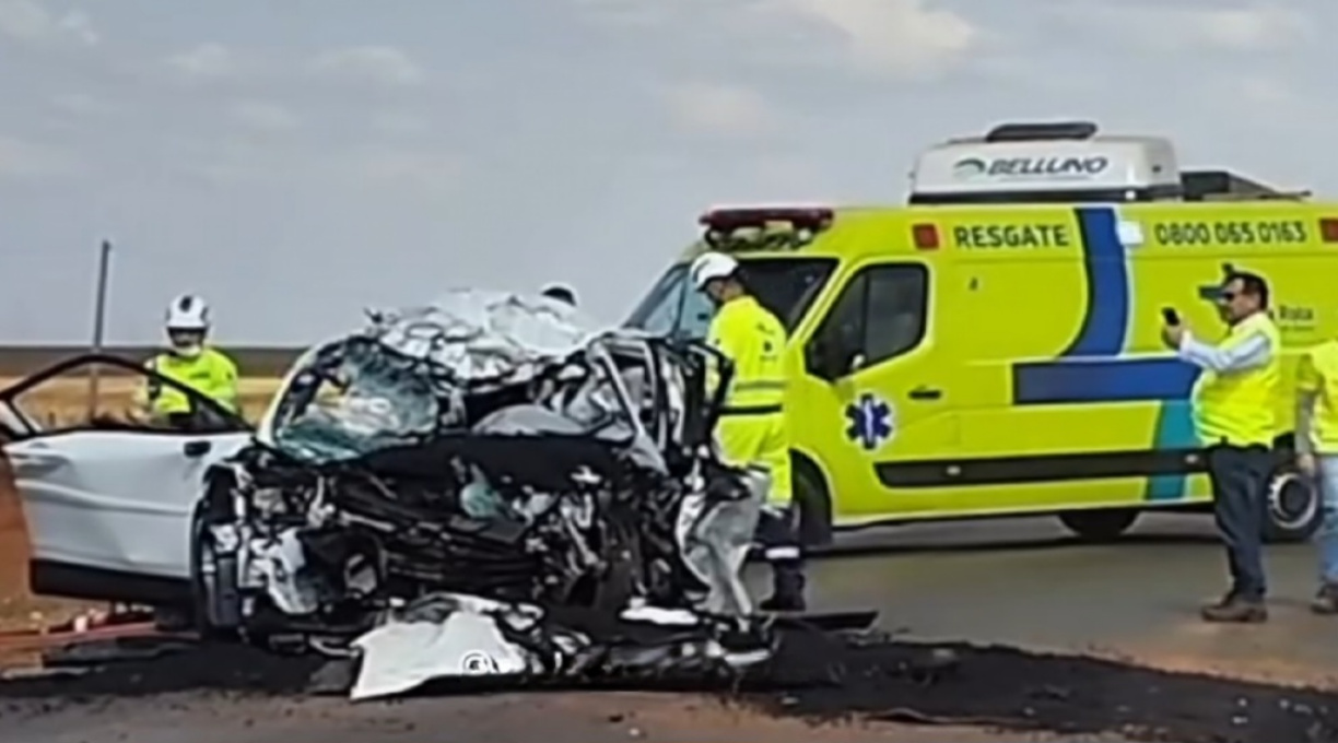 Colisão traseira entre caminhão caçamba e Corolla Cross na BR-163 deixa uma pesso morta e outra gravemente ferida 1