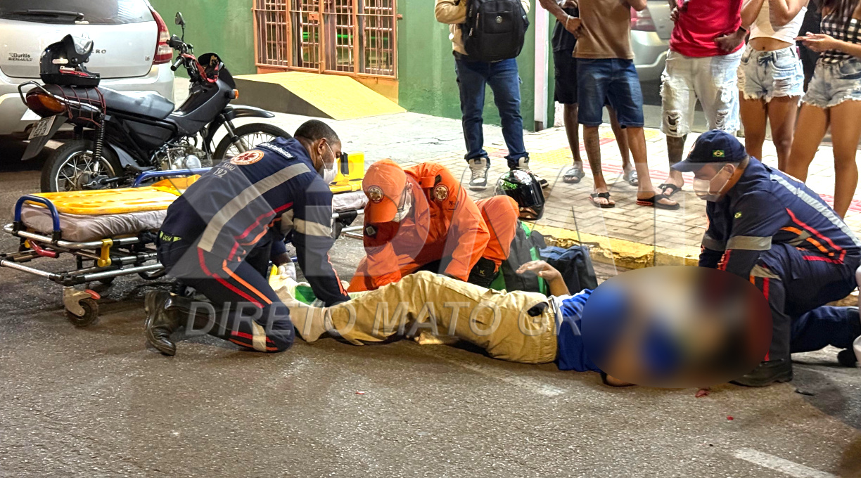 Jovem sofre fraturas em uma das pernas após empinar moto, perder o controle e bater em carro estacionado 1