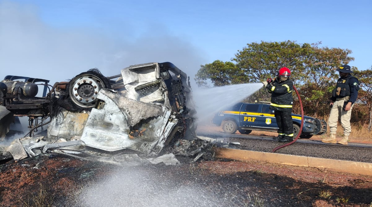 Caminhoneiro morre carbonizado na BR-070 após carreta carregada de algodão pegar fogo 1