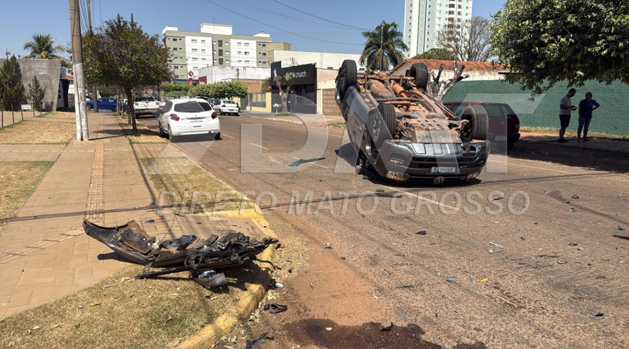 Motorista causa colisão seguida de capotamento após invadir preferencial no bairro Vila Aurora 1