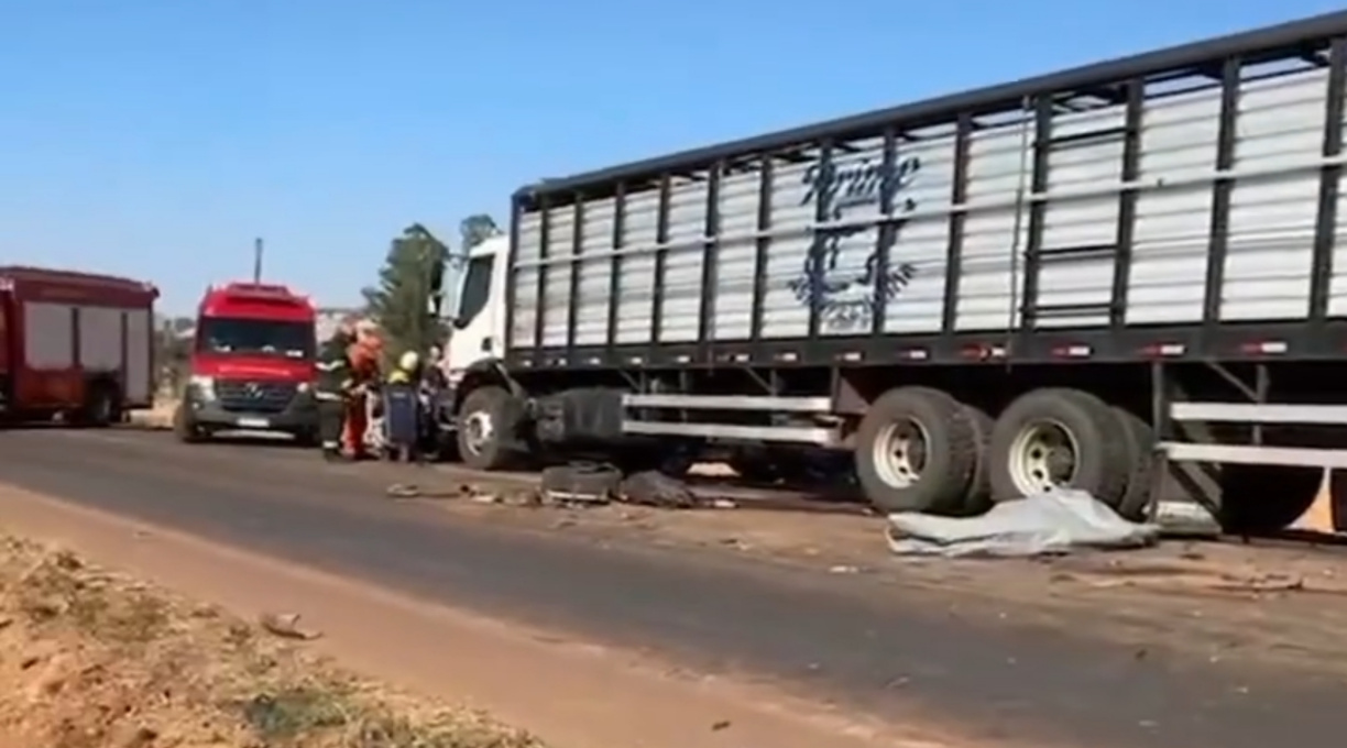 Colisão envolvendo cinco veículos resulta em duas mortes e duas pessoas socorridas na BR-163 1
