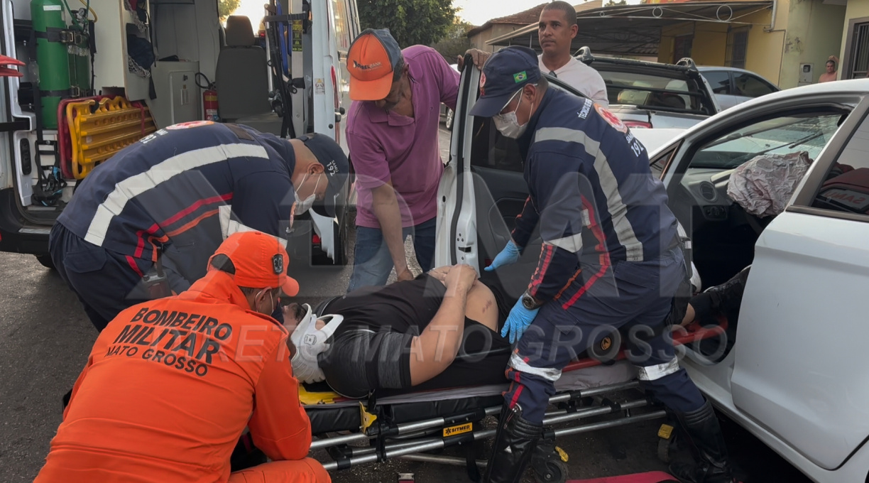 Colisão traseira entre utilitário e Ford Fiesta deixa motorista ferido no bairro Vila Esperança 1