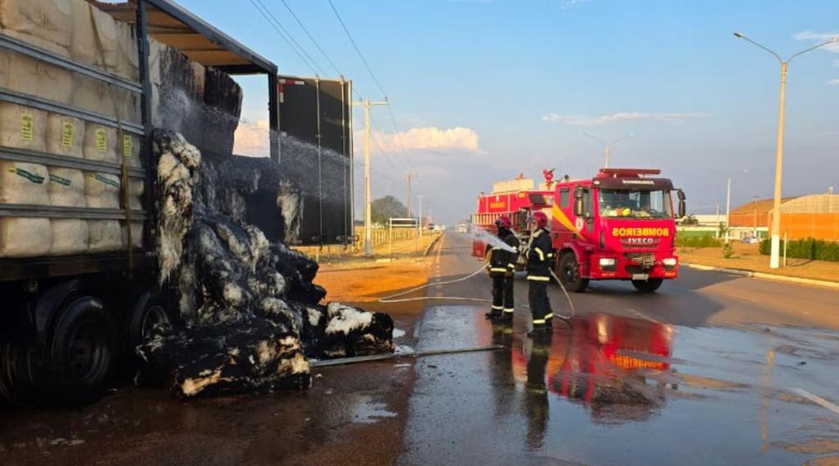 Corpo de Bombeiros combate incêndio em fardos de algodão transportados por carreta 1