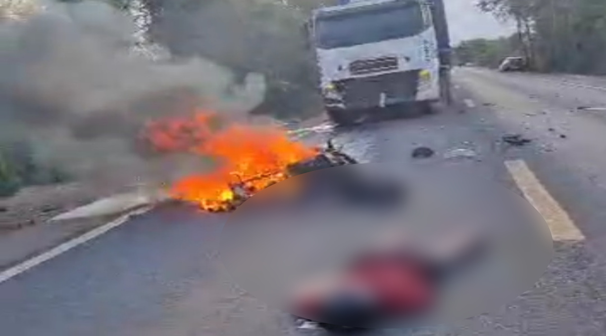 Moto incendeia e dois jovens morrem em grave colisão com carreta na MT-246 1