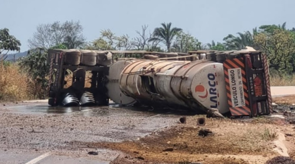 Carreta tomba na BR‑364, provoca derramamento de carga de diesel e causa a morte de uma mulher 1