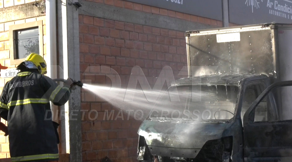 Mini furgão fica destruído após pegar fogo no bairro Jardim Guanabara 1