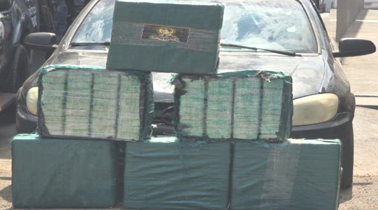 PM e Gefron apreendem 300 quilos de pasta base de cocaína e causam prejuízo de R$ 4,3 milhões às facções criminosas 1