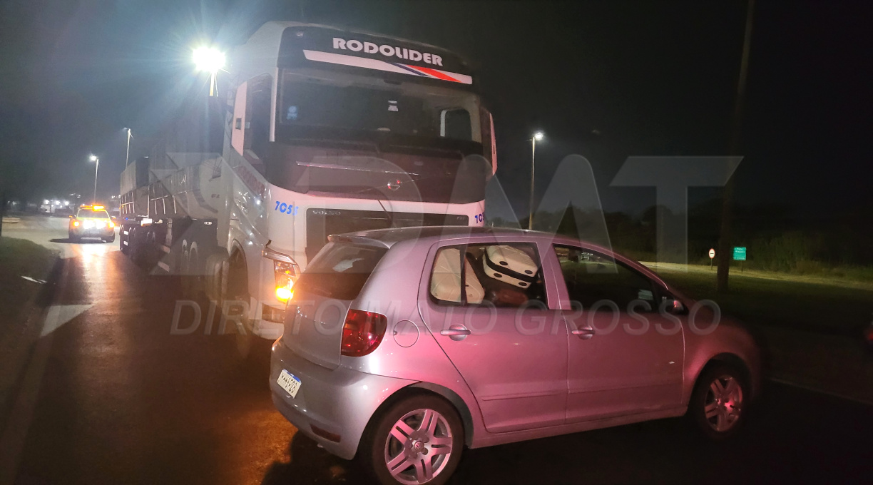 Após colisão com carreta na BR-364 em Rondonópolis, carro é arrastado por cerca de 40 metros e as ocupantes saem ilesas 1