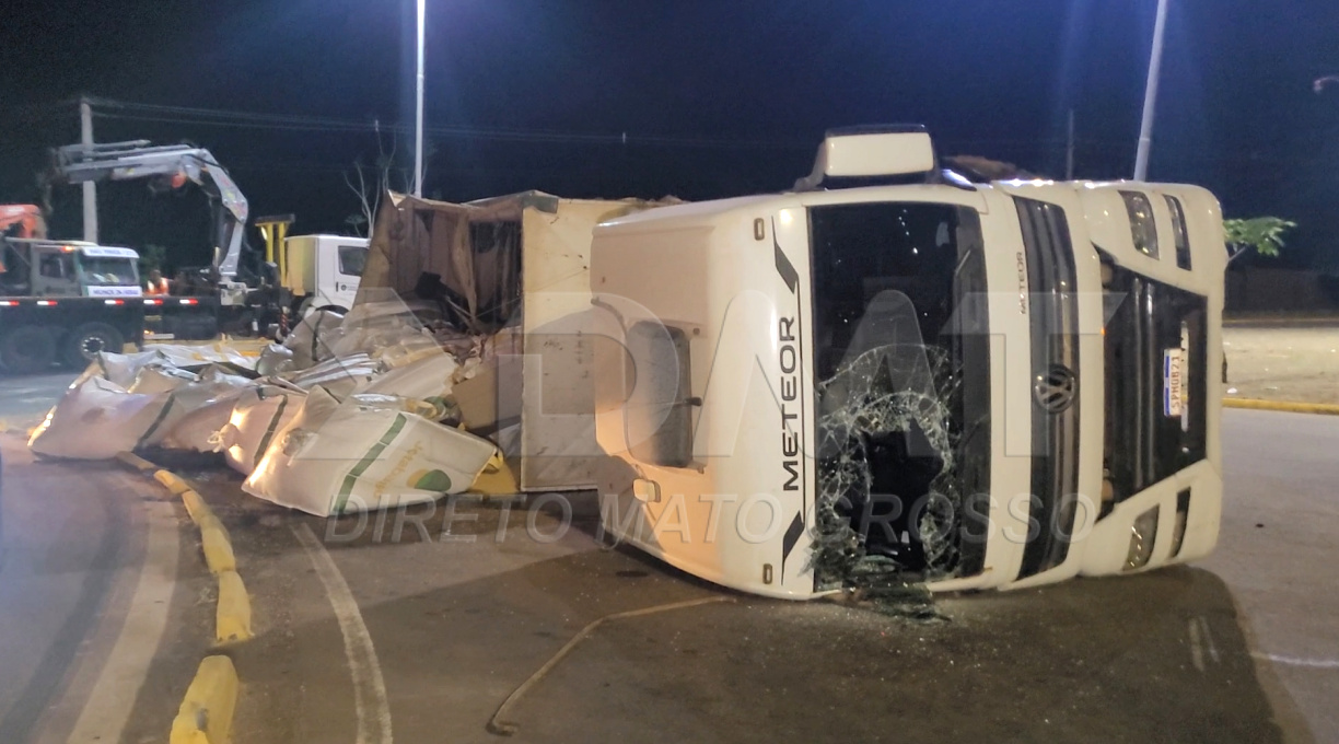 Carreta com carga de soja tomba em rotatória entre a Otaviano Muniz e a Poguba após motorista evitar colisão com motociclista 1