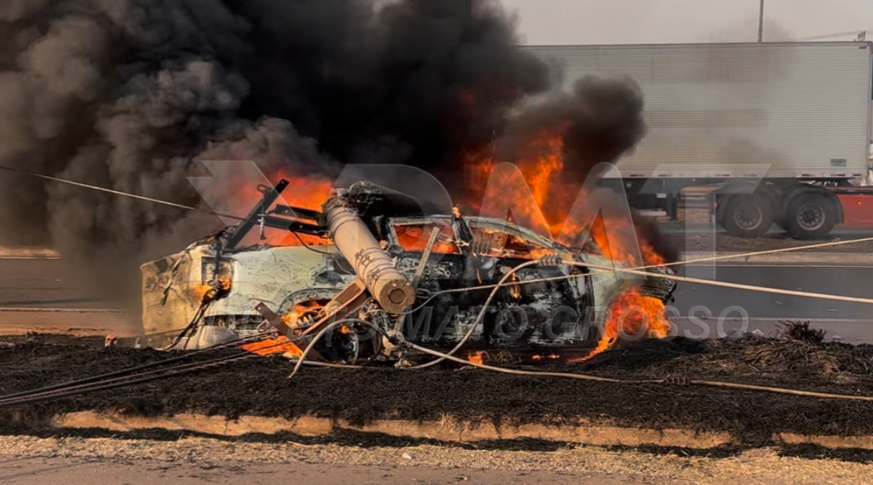 Caminhonete bate em poste as margens da BR-364, pega fogo e motorista, que ficou desacordado, é salvo por motociclista 1