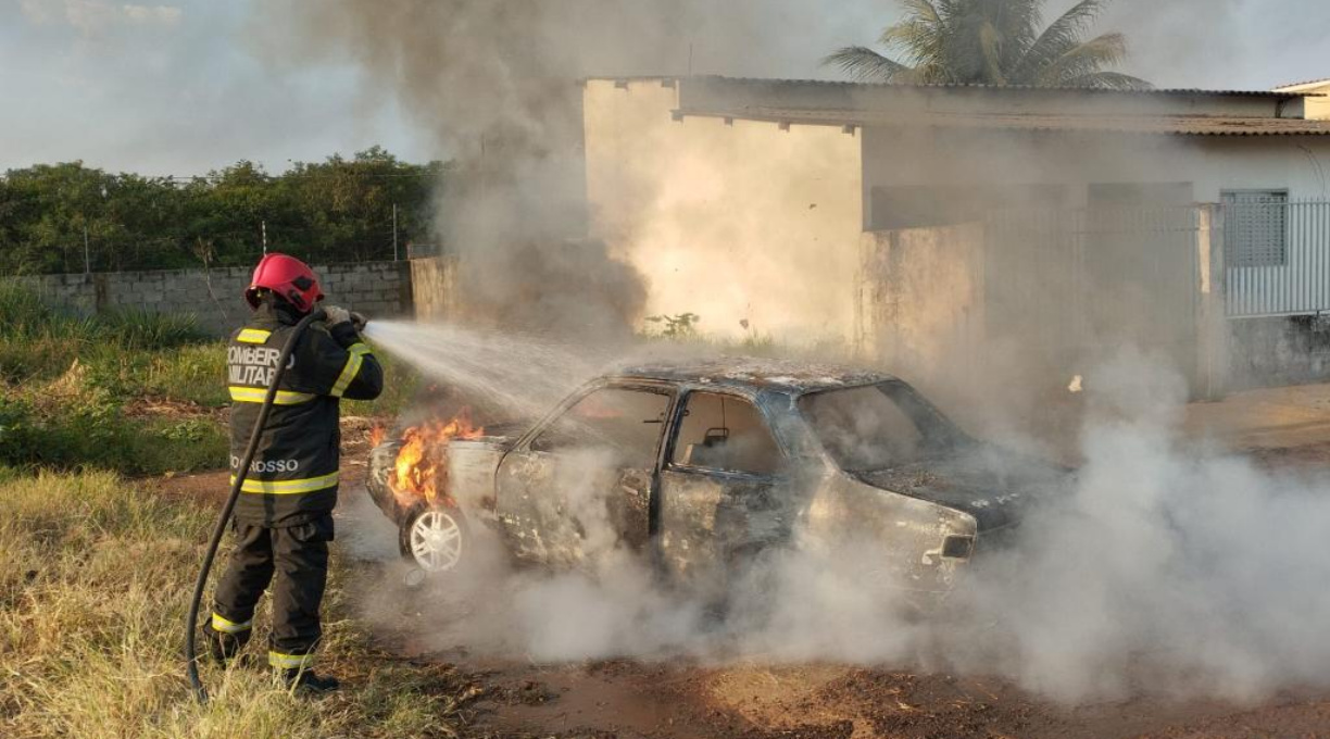 Corpo de Bombeiros combate incêndio em veículo em bairro residencial de Primavera do Leste 1