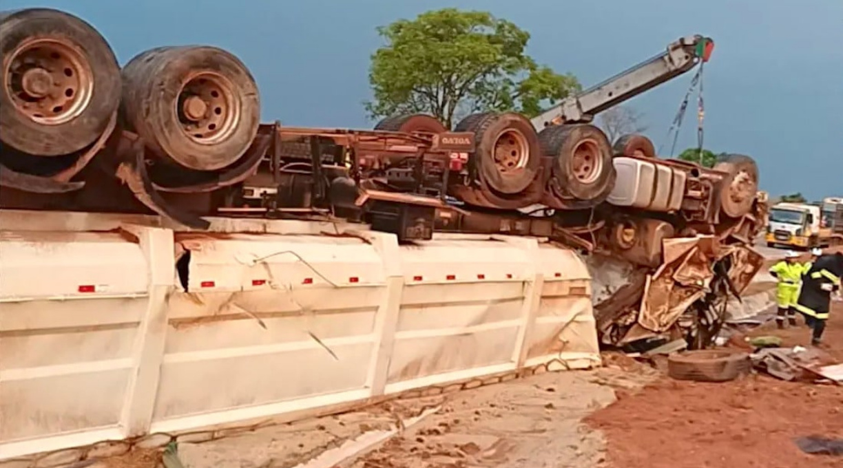 Carreta carregada com adubo tomba na BR-364, e o motorista não resiste aos ferimentos e morre 1
