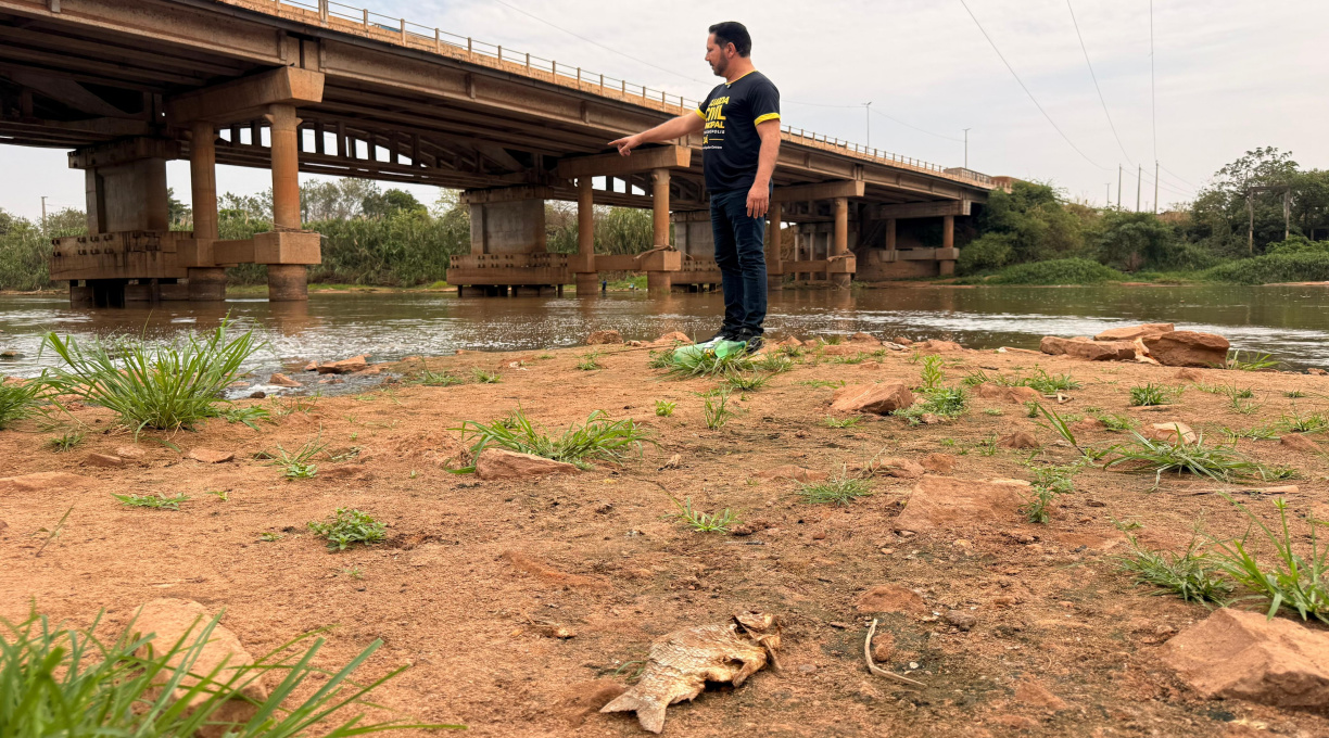 Esgoto a céu aberto é despejado no Rio Vermelho e causa mortandade de peixes em Rondonópolis 1