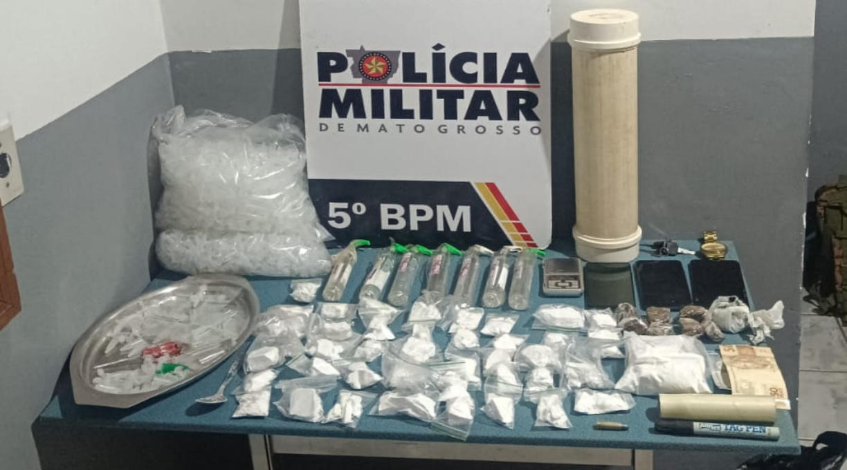 Durante patrulhamento, PMs prendem dois indivíduos por tráfico de drogas e apreendem grande quantidade de ilícitos 1