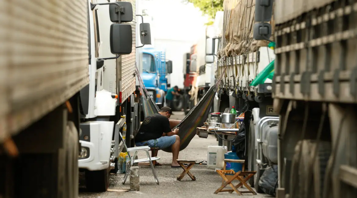 Jornada exaustiva e solidão afetam saúde mental de caminhoneiros 1