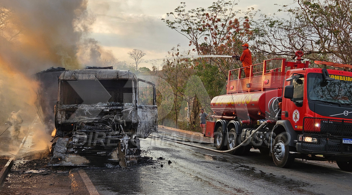 Após colisão traseira, carreta com carga de madeira pega fogo e fica parcialmente destruída na BR-364, em Rondonópolis 1