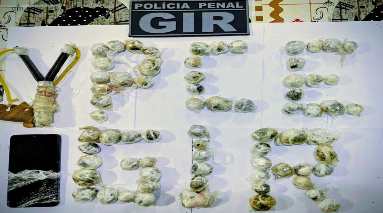Policiais penais fazem segunda apreensão da semana em laje de raio de segurança máxima da PCE 1