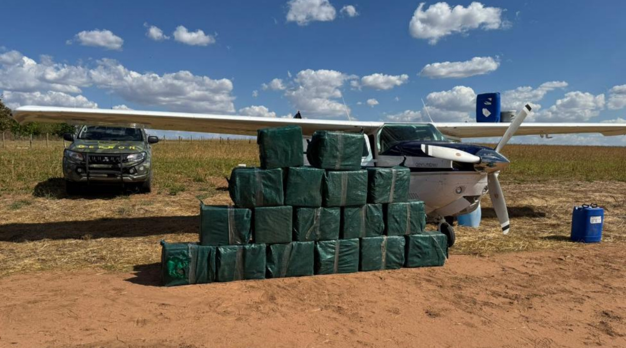 Forças de segurança apreendem avião com 1 tonelada de cocaína em Rondonópolis 1