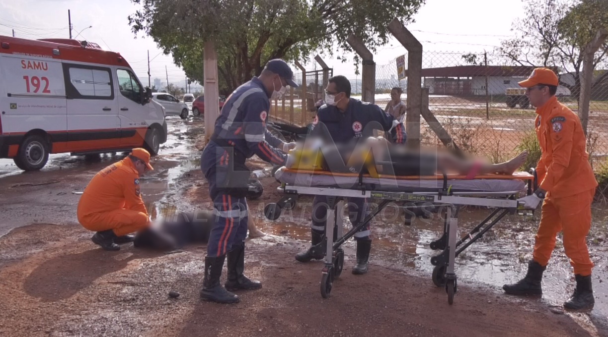 Após aquaplanagem, motorista perde o controle, bate em moto, deixa casal gravemente ferido e abandona o local do acidente 1