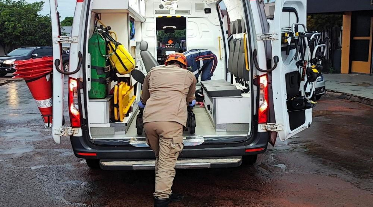 Corpo de Bombeiros socorre homem ferido após queda de seis metros em frigorífico 1