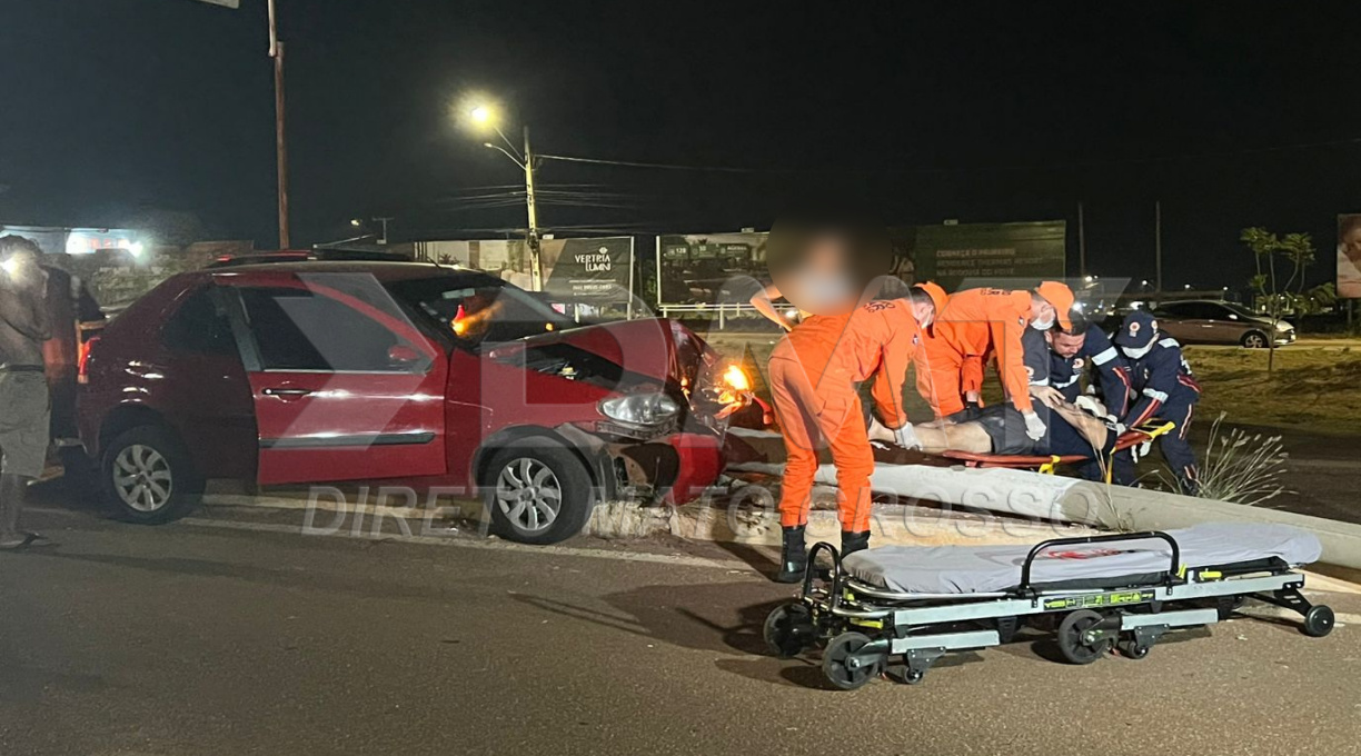 Colisão de carro contra poste na Avenida dos Estudantes resulta em duas pessoas socorridas ao Hospital Regional 1