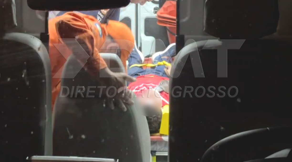 Motociclista fica inconsciente após "rampar" rotatória e bater em placa de sinalização na Avenida Presidente Médici 1