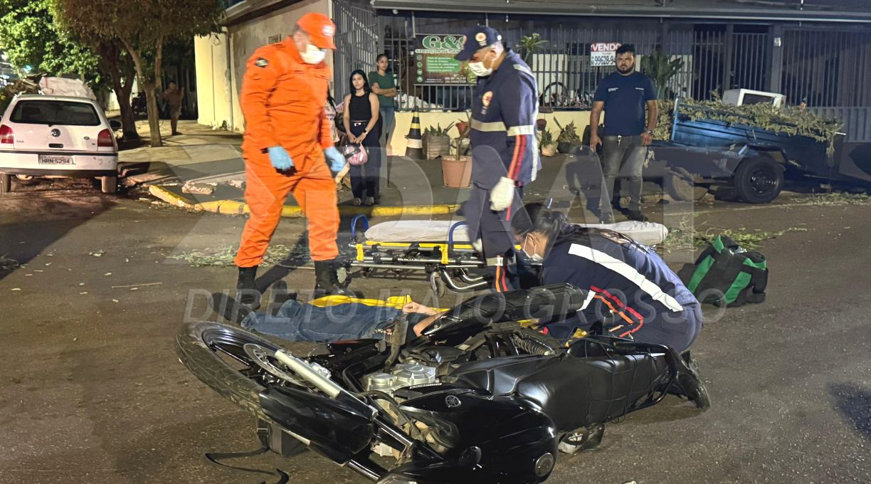 Jovem motociclista é socorrido pelo Samu após colidir contra automóvel no centro da cidade 1