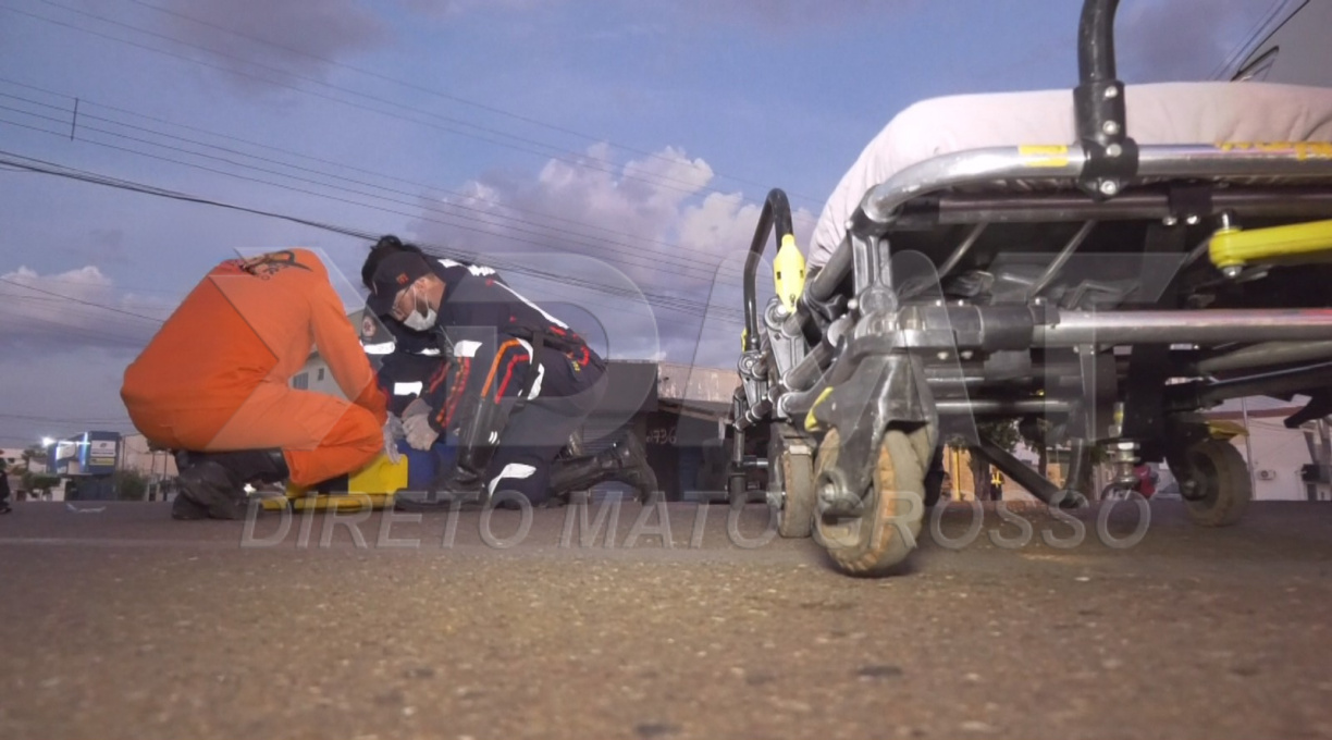 Homem em bicicleta elétrica fica ferido ao transitar na contramão e colidir contra carro 1