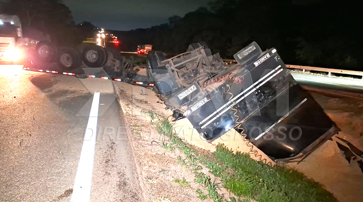 Carreta tomba e outras duas colidem quase simultaneamente no mesmo km na BR-163 em Rondonópolis 1
