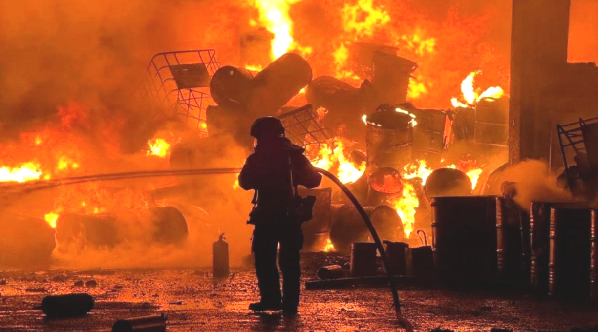 Corpo de Bombeiros combate incêndio de grandes proporções em empresa de reciclagem 1