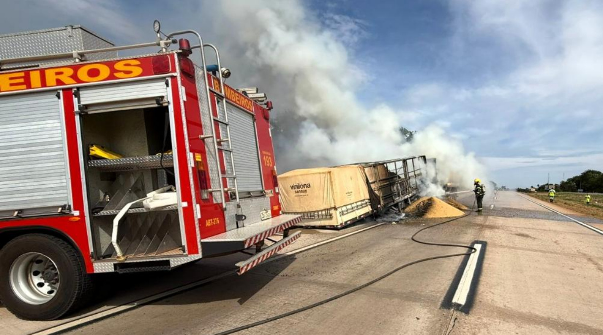 Corpo de Bombeiros controla incêndio em carreta carregada com soja na BR-364 1