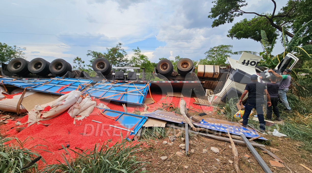 Motorista fica ferido após perder o controle de carreta e tombar no Anel Viário 1