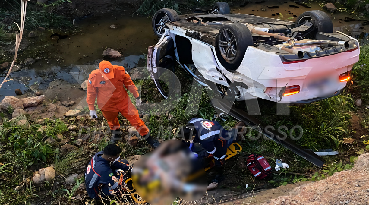 Motorista "rampa" quebra-molas com BMW na Avenida dos Estudantes e capota dentro de canal 1