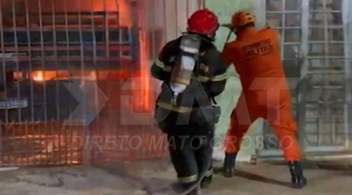 Bombeiros agem rapido, debelam incêndio em caminhonete e evitam propagação das chamas para residências 1