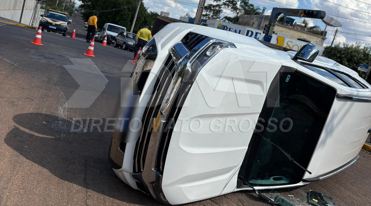Blazer tomba após bater com S10 em cruzamento no bairro La Salle, em Rondonópolis 1