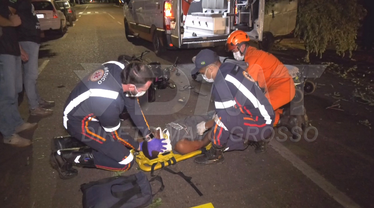 Motociclista desvia de ônibus após invadir preferencial e colide em caminhonete estacionada no centro de Rondonópolis 1