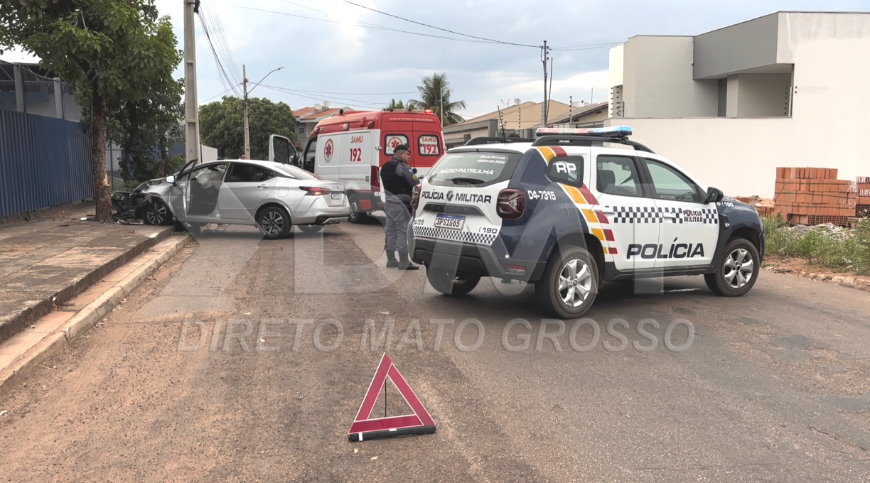 Mulher fica ferida após perder o controle de carro e colidir contra árvore no Sagrada Família 1