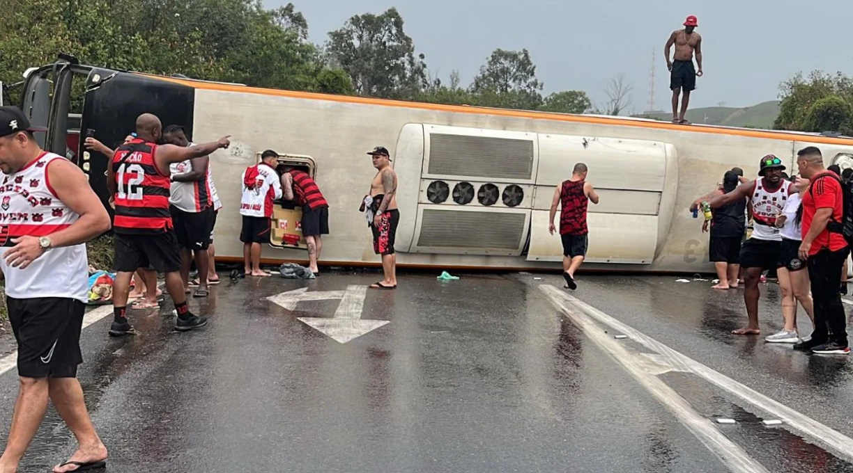 Ônibus com torcedores do Flamengo tomba na Via Dutra 1