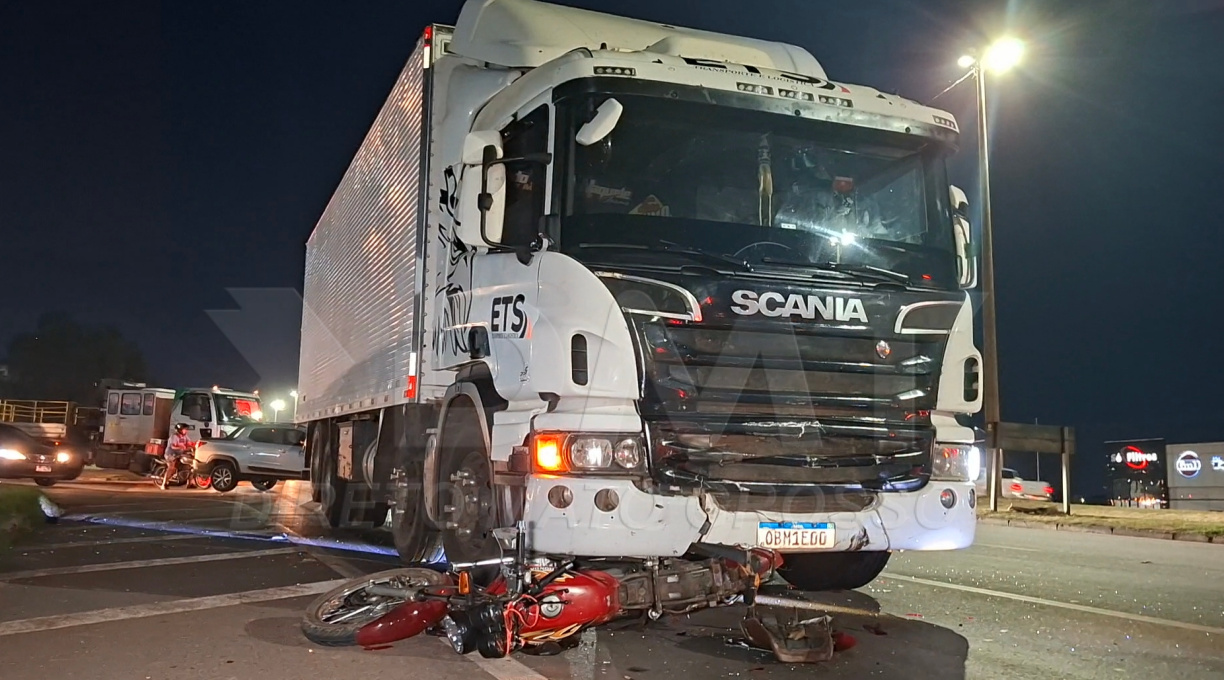 Grave acidente entre três veículos na BR-364, no perímetro urbano de Rondonópolis, deixa motociclista ferido 1