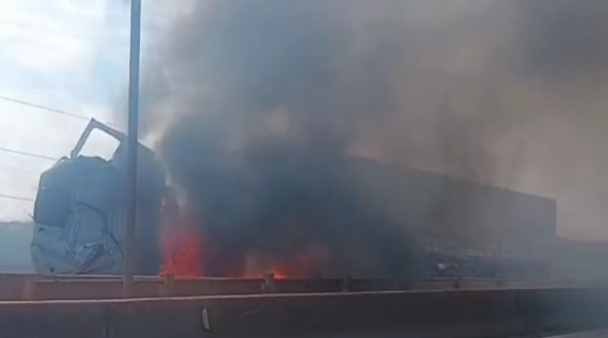 Carreta pega fogo sob a ponte do Rio Vermelho na BR-364 após colisão traseira 1