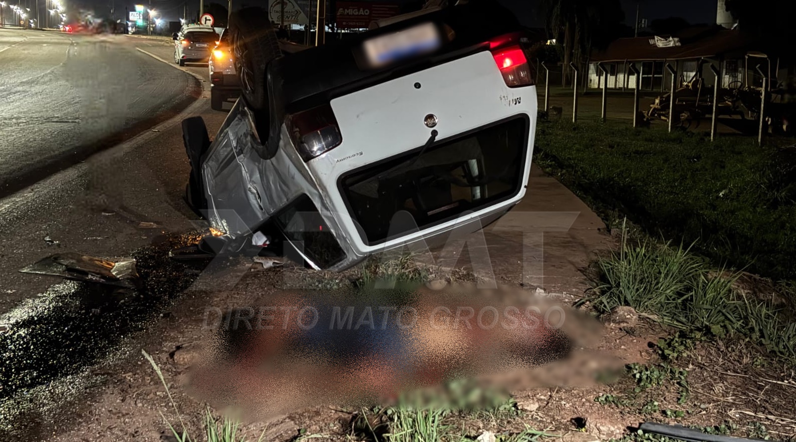 Após ultrapassagem seguida de capotamento na BR-364 em Rondonópolis, ocupante de Fiat Uno fica em estado grave 1
