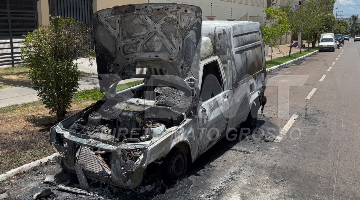 Fiorino furgão, utilizado no transporte de pães, fica completamente destruído após pegar fogo em Rondonópolis 1